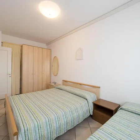Spacious Flat Only 150mt From The * Lignano Sabbiadoro